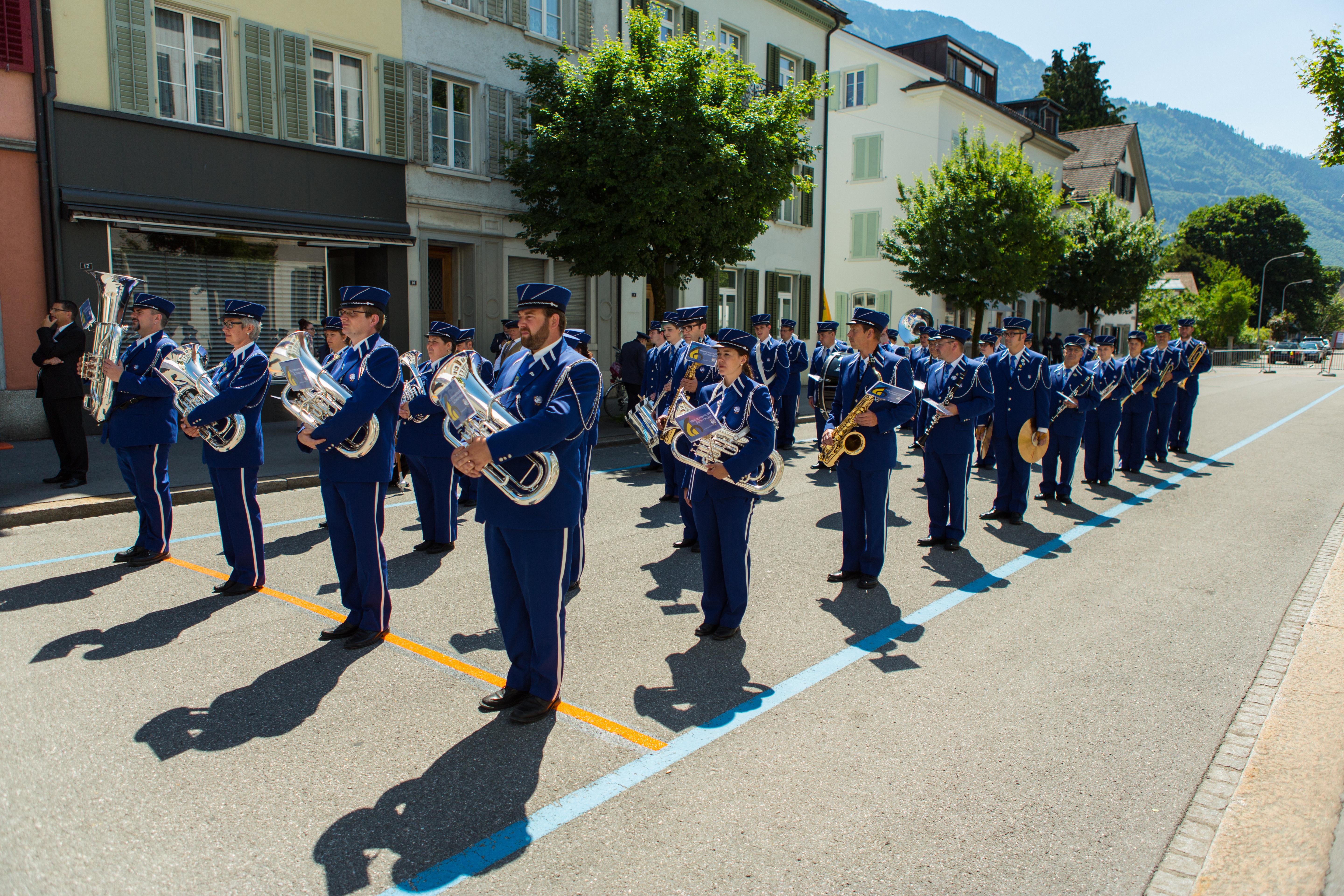Die Harmoniemusik Schwanden bei der Marschmusik.